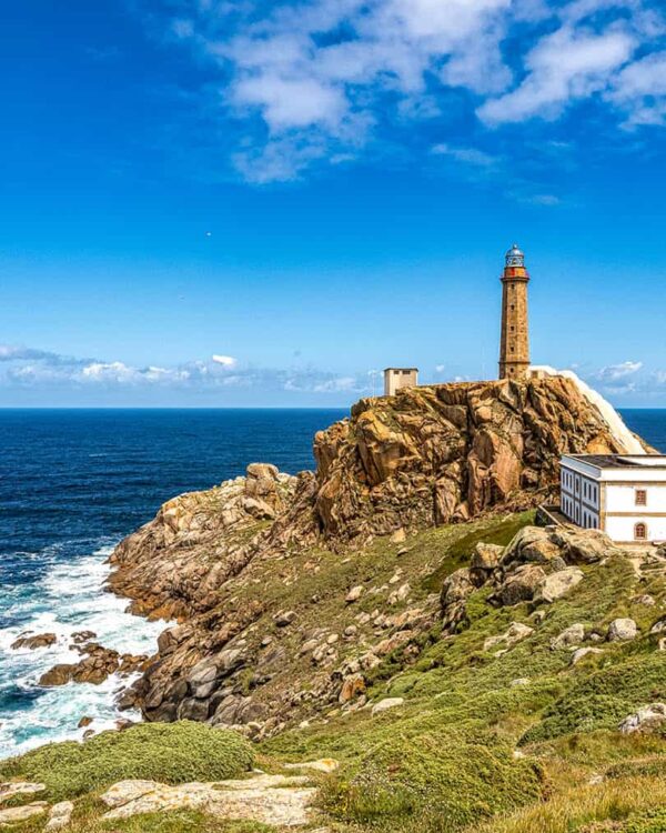 Man sieht den Faro de Cabo Vilßan an der Costa de Morte in Galicien.