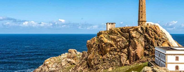 Man sieht den Faro de Cabo Vilßan an der Costa de Morte in Galicien.