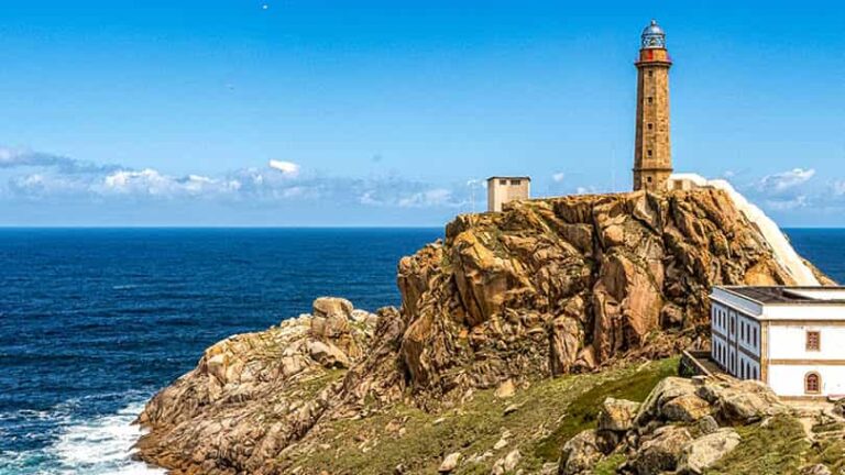 Man sieht den Faro de Cabo Vilßan an der Costa de Morte in Galicien.