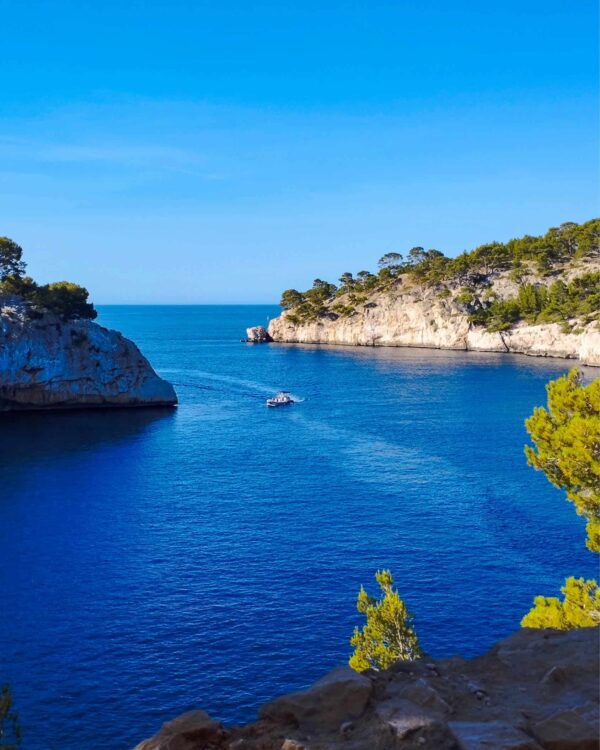 Das Bild zeigt die Calanque de Port-Miou, eine Bucht in der Provence gekennzeichnet durch ihre Kalksteinwände und das tiefblaue Wasser.