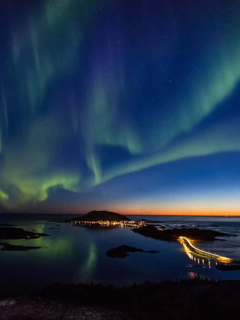 Nordlicher über der norwegischen Stadt Tromsø.