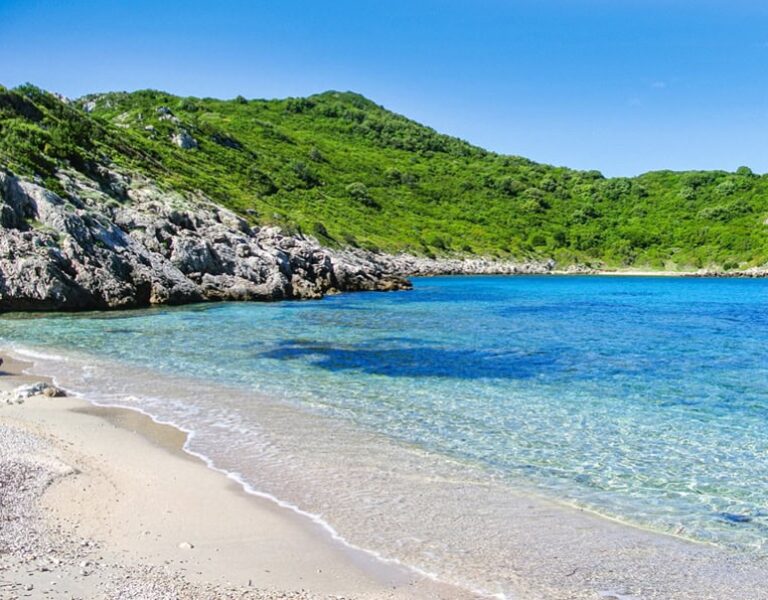 Eine grichischer Strand lädt zum Baden nach einer Wanderung auf der Insel ein.