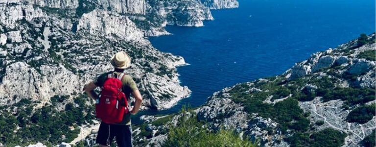 Ein Mann kombiniert auf seiner Wanderreise Meer und Wanderung.