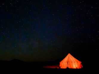 Der Sternenhimmel über der Sahara in Marokko mit einem Berberzelt im Vordergrund