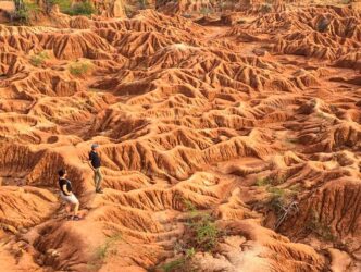 Personen wandern durch die Roten Felsformationen in der Tatacoa-Wüste