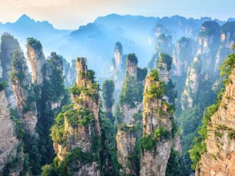 Man sieht die Steinsäulen im chinesischen Zhangjiajie-Nationalpark