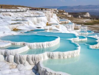 Ein Bild der Kalksinterterrassen von Pamukkale