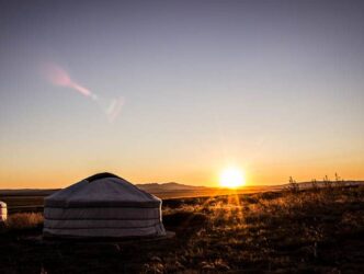 Sonnenuntergang hinter eine mongolischen Jurte.