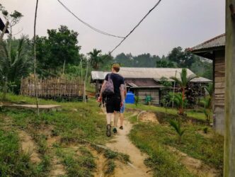 Wanderung durch ein Dorf auf Borneo