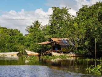 Ein Gebäude direkt am Wasser in Venezuela