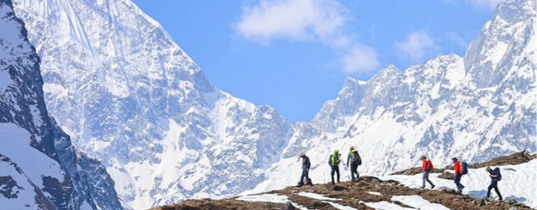 Eine kleine Wandergruppe auf dem Manaslu-Trekk in Nepal.