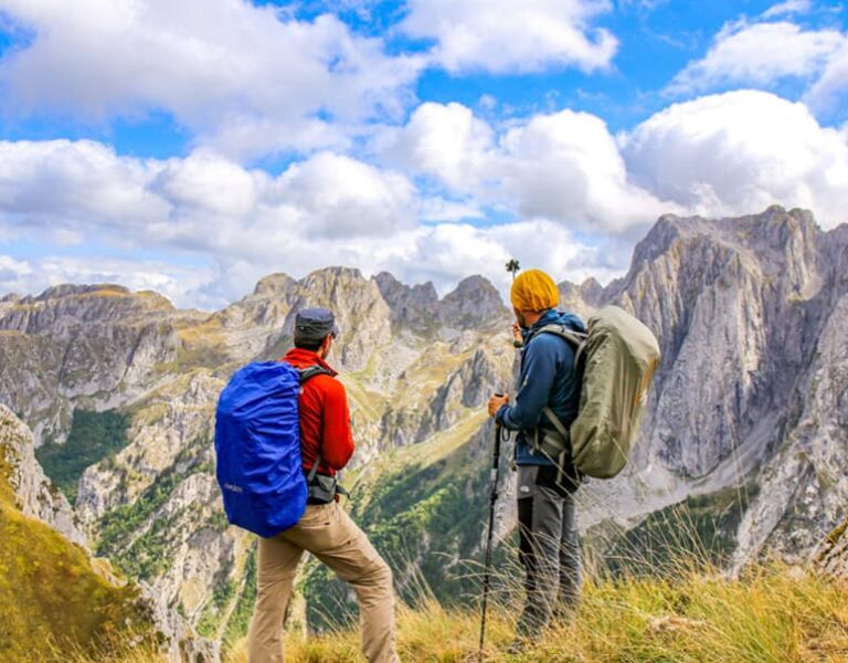 Ein Local Guide zeigt einem Wanderreisen ein schönes Highlight entlang einer Balkan-Wanderroute.